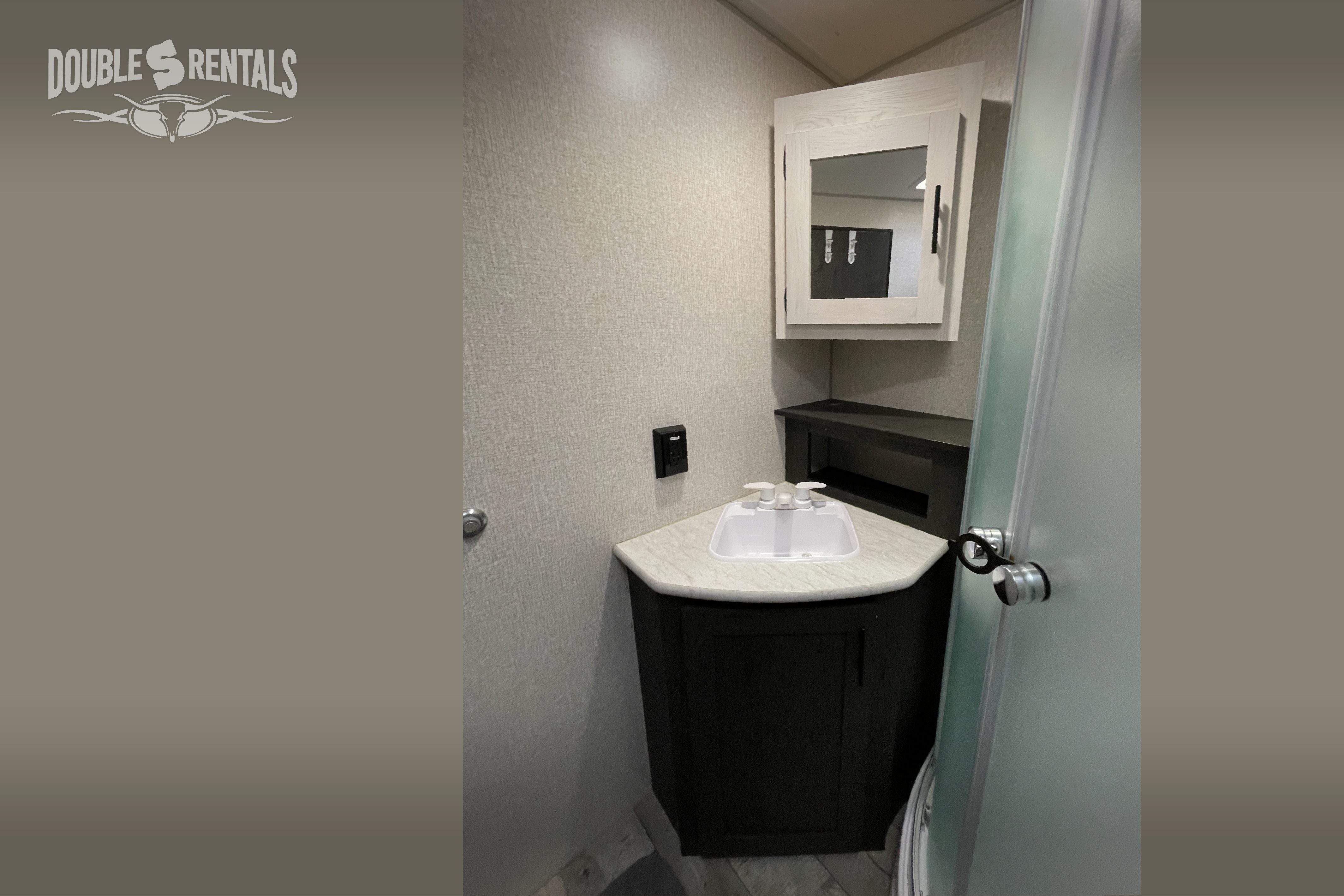 SPORTSMEN DESTINATION w/ Private King Master, Bunks & Residential Fridge!