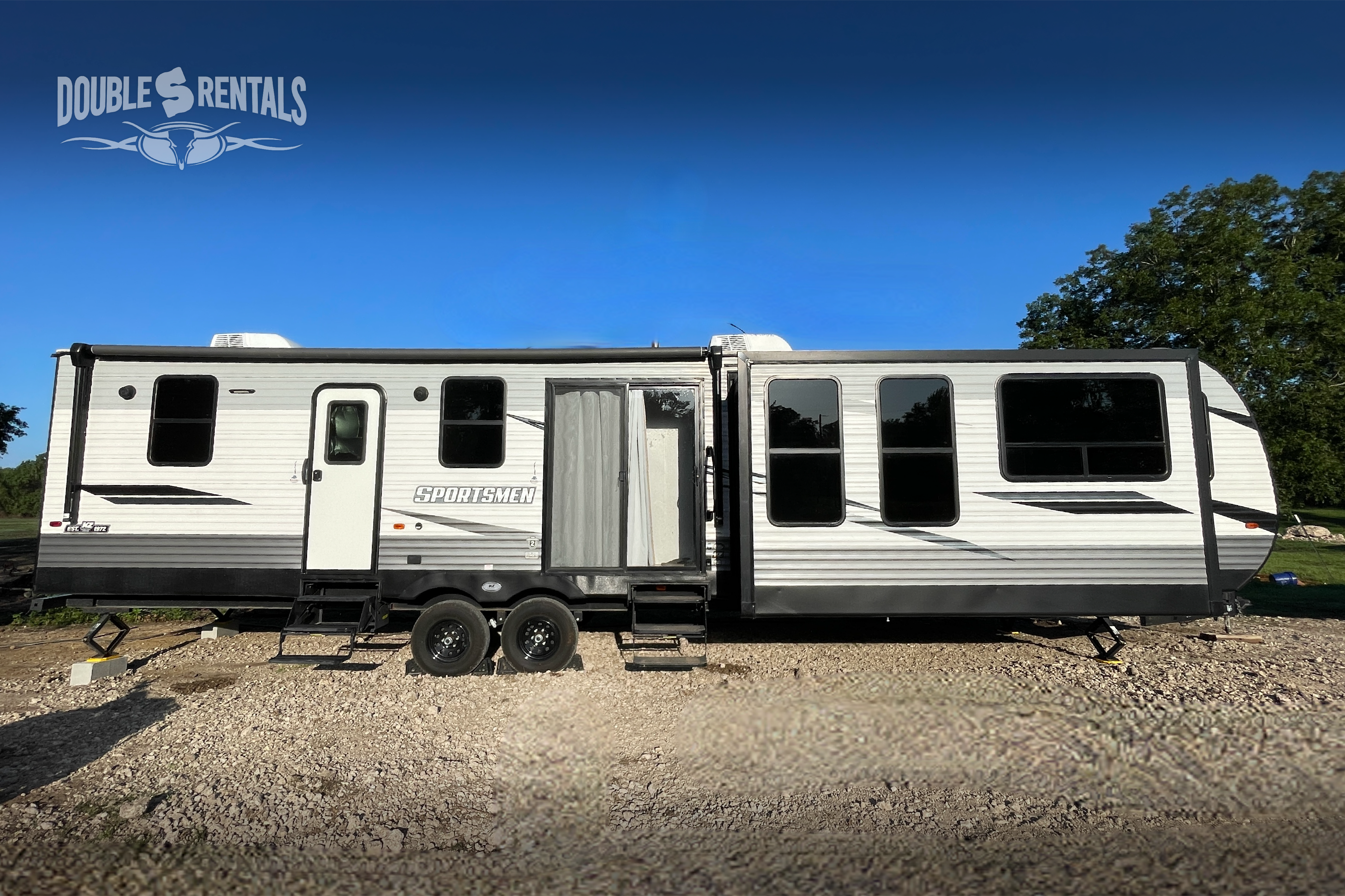 SPORTSMEN DESTINATION w/ Private King Master, Bunks & Residential Fridge!