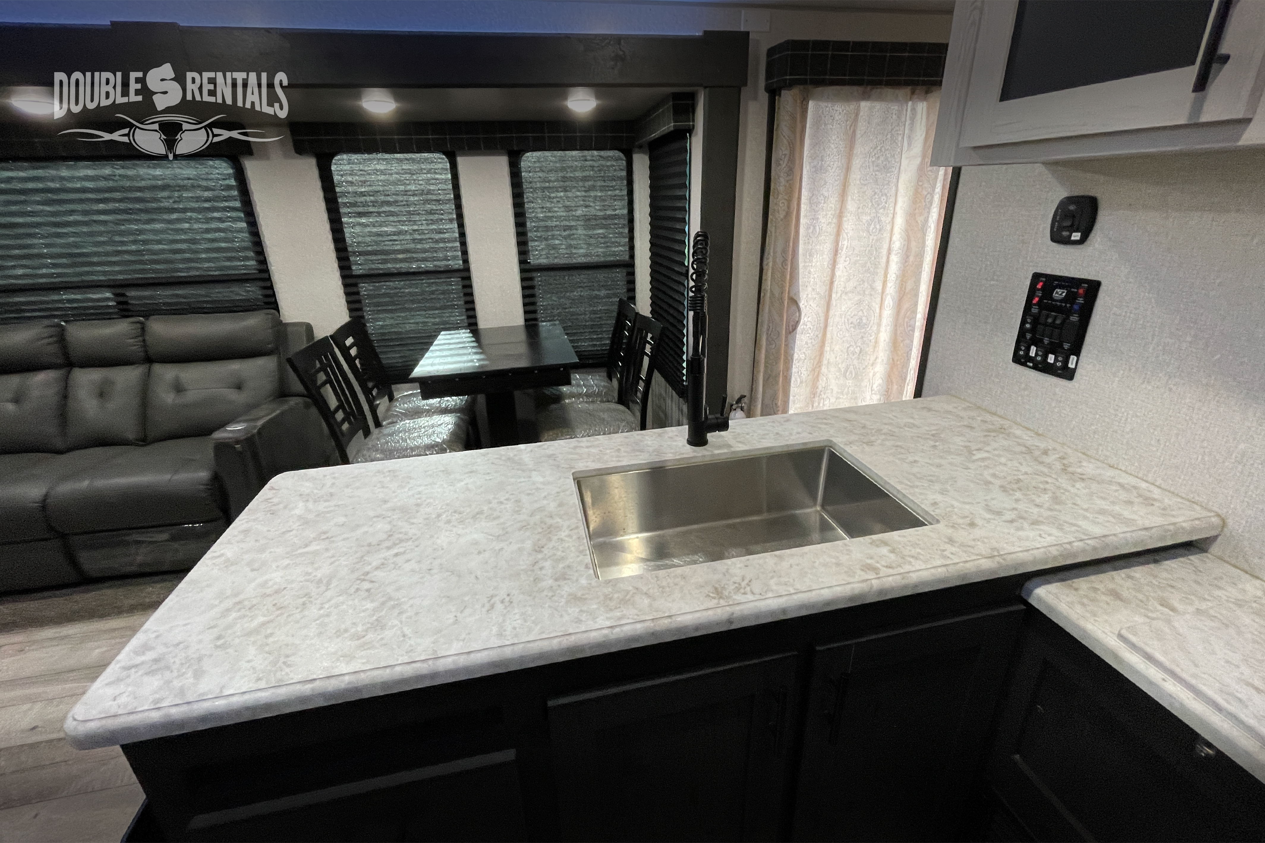 SPORTSMEN DESTINATION w/ Private King Master, Bunks & Residential Fridge!