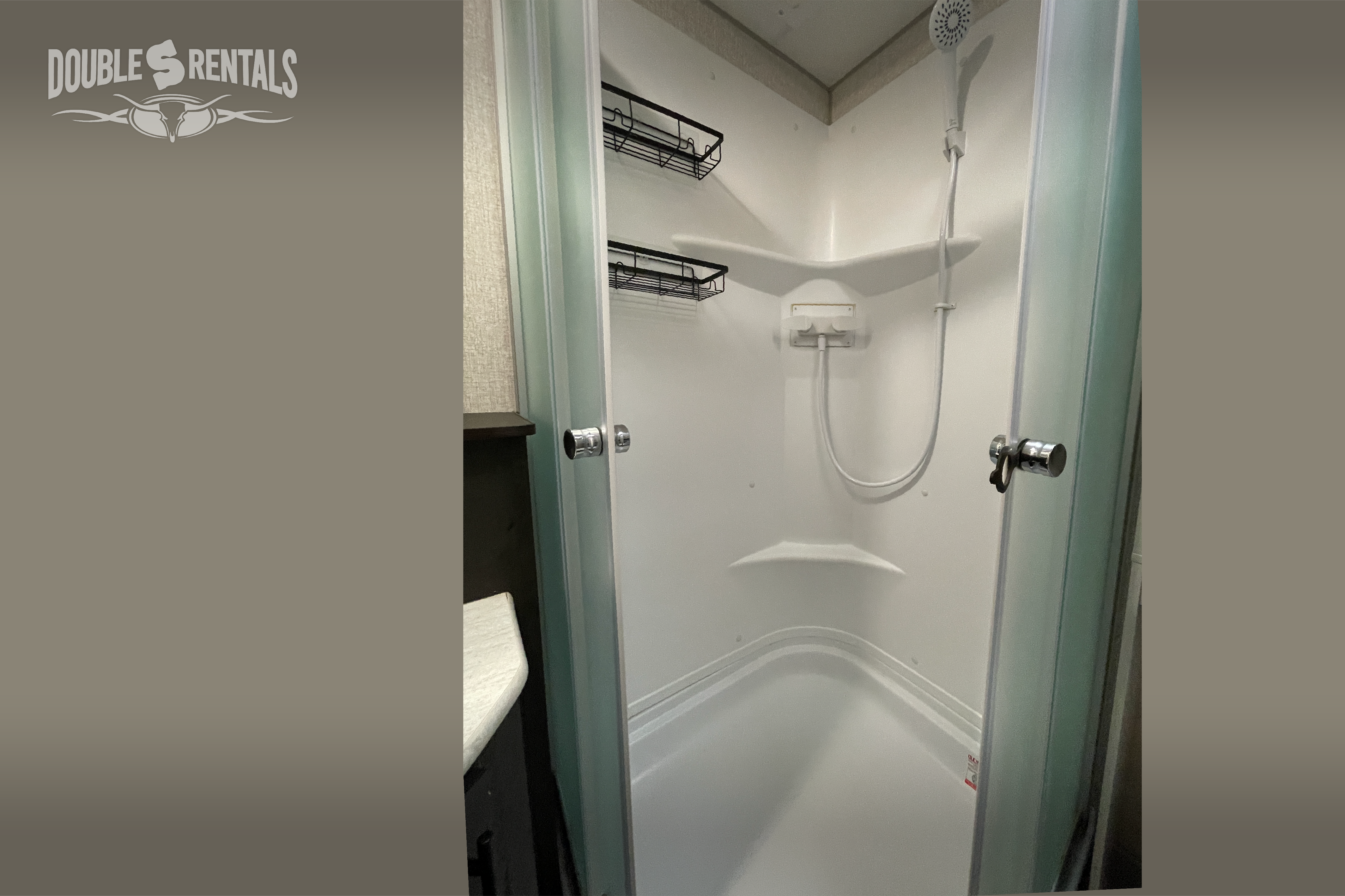 SPORTSMEN DESTINATION w/ Private King Master, Bunks & Residential Fridge!