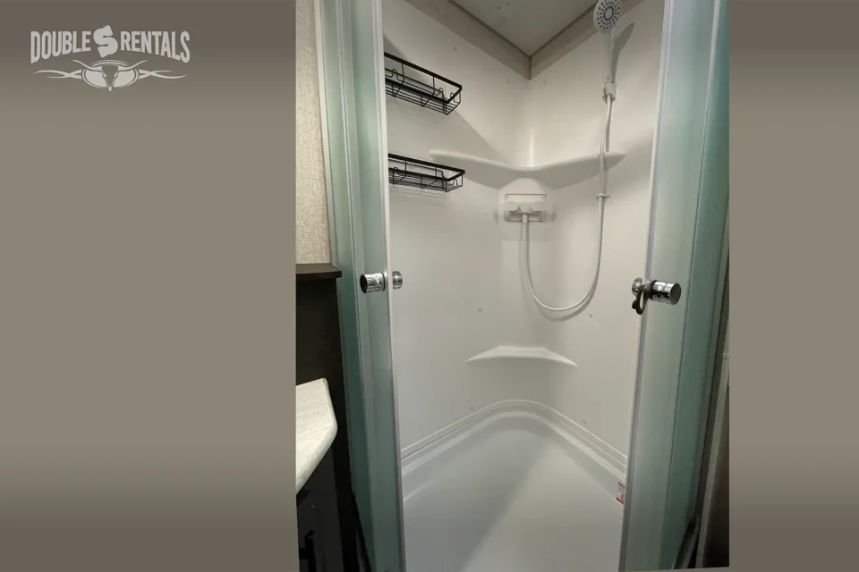 SPORTSMEN DESTINATION w/ Private King Master, Bunks & Residential Fridge!