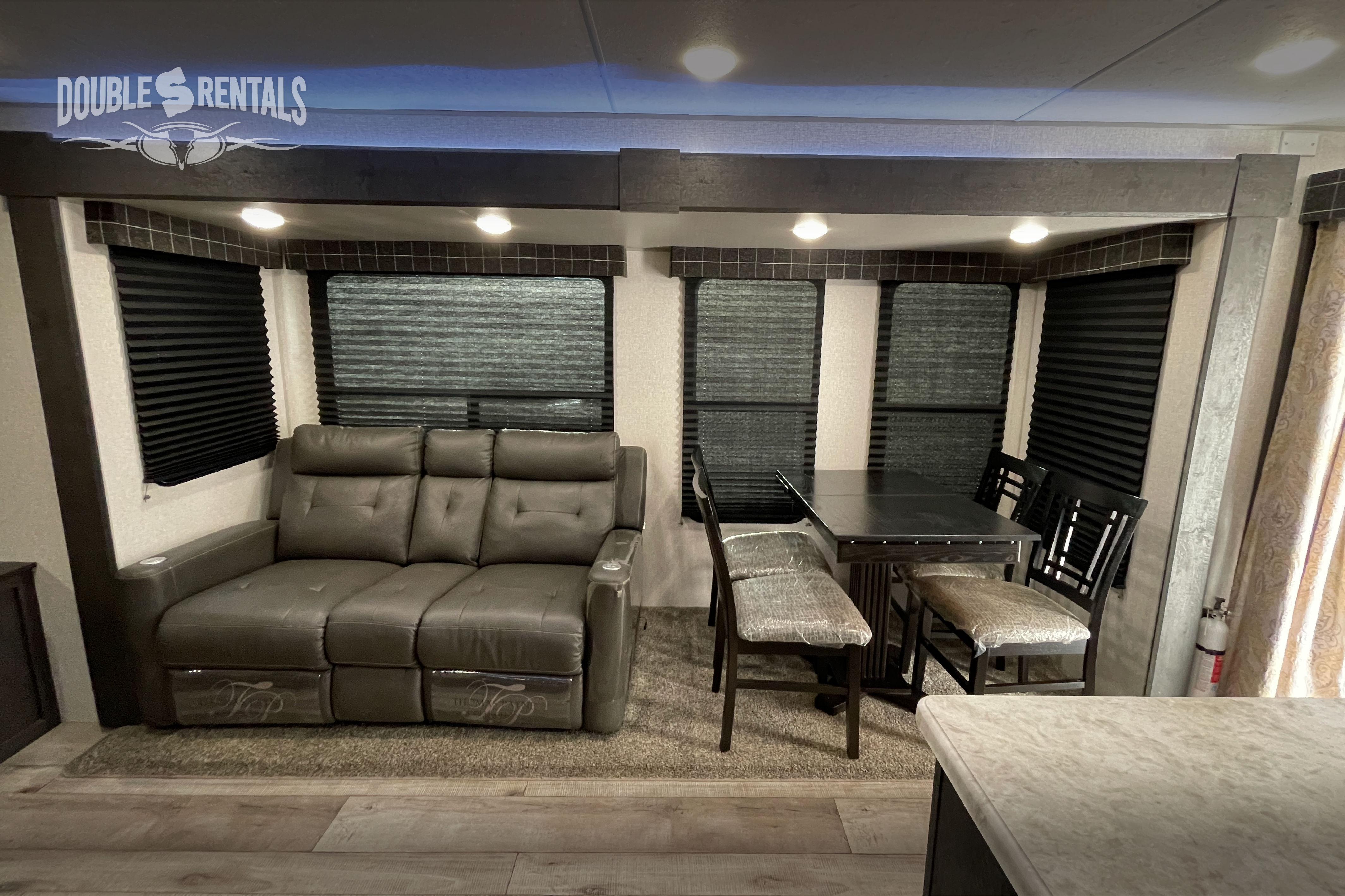 SPORTSMEN DESTINATION w/ Private King Master, Bunks & Residential Fridge!