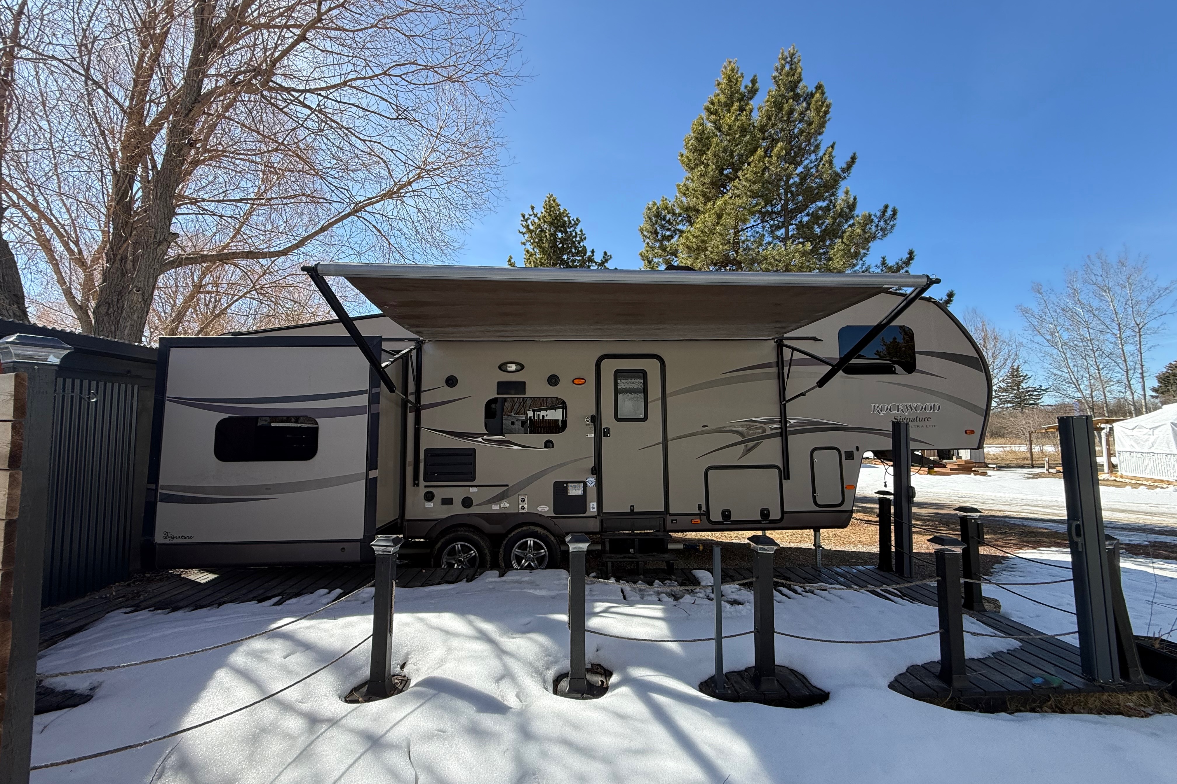 Family Friendly Forest River Rockwood ultra lite Fifth Wheel