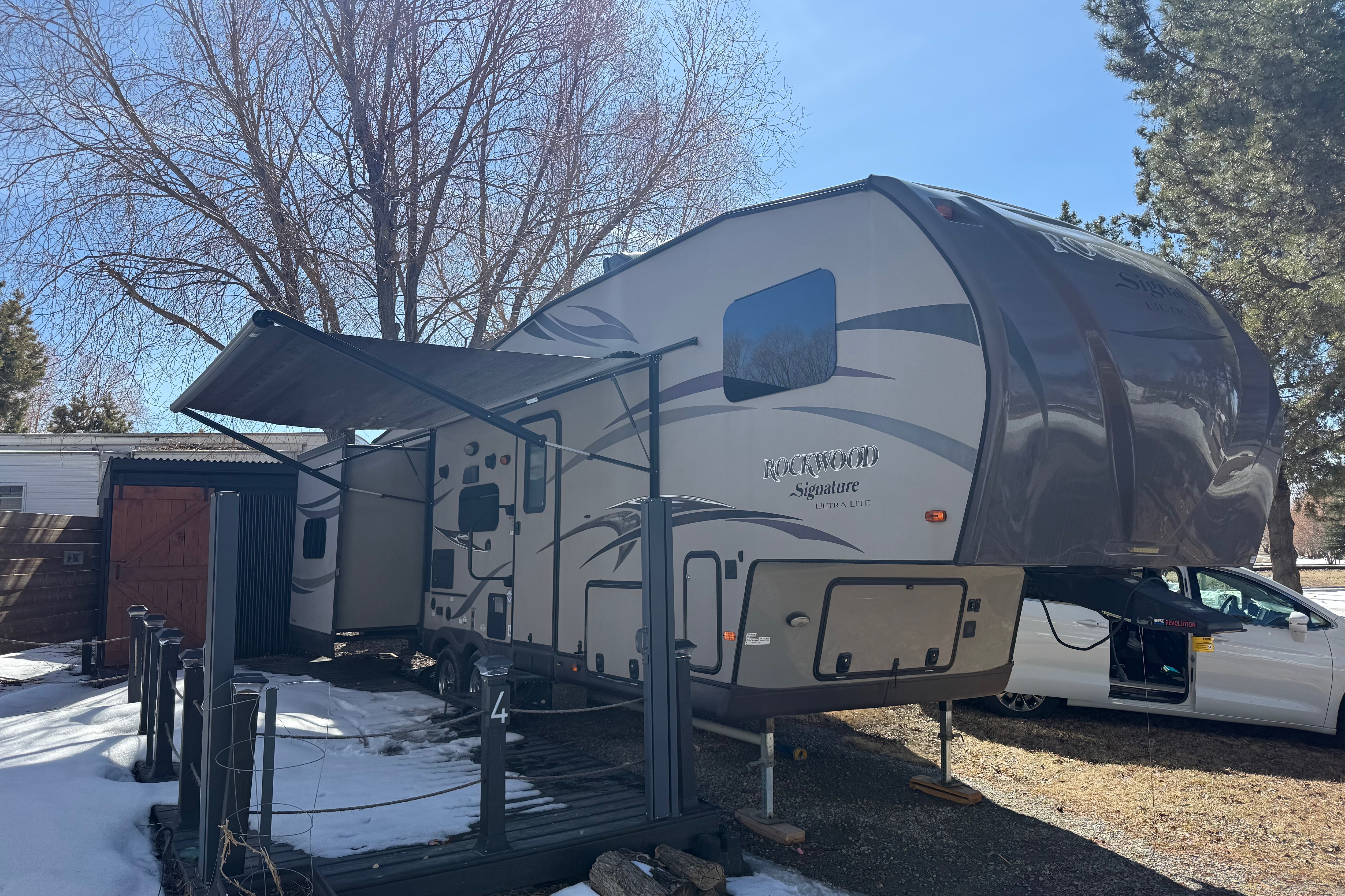 Family Friendly Forest River Rockwood ultra lite Fifth Wheel