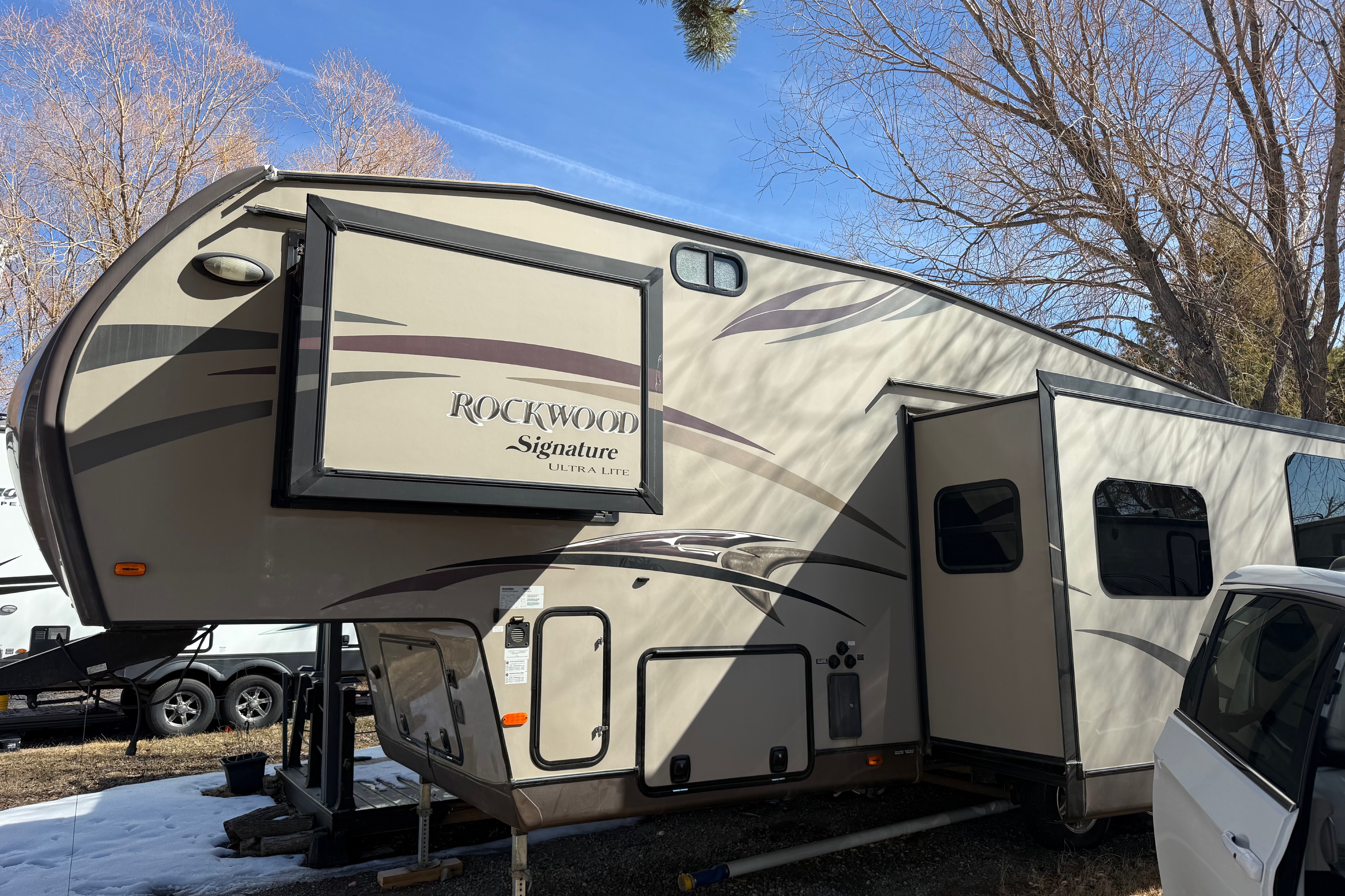 Family Friendly Forest River Rockwood ultra lite Fifth Wheel