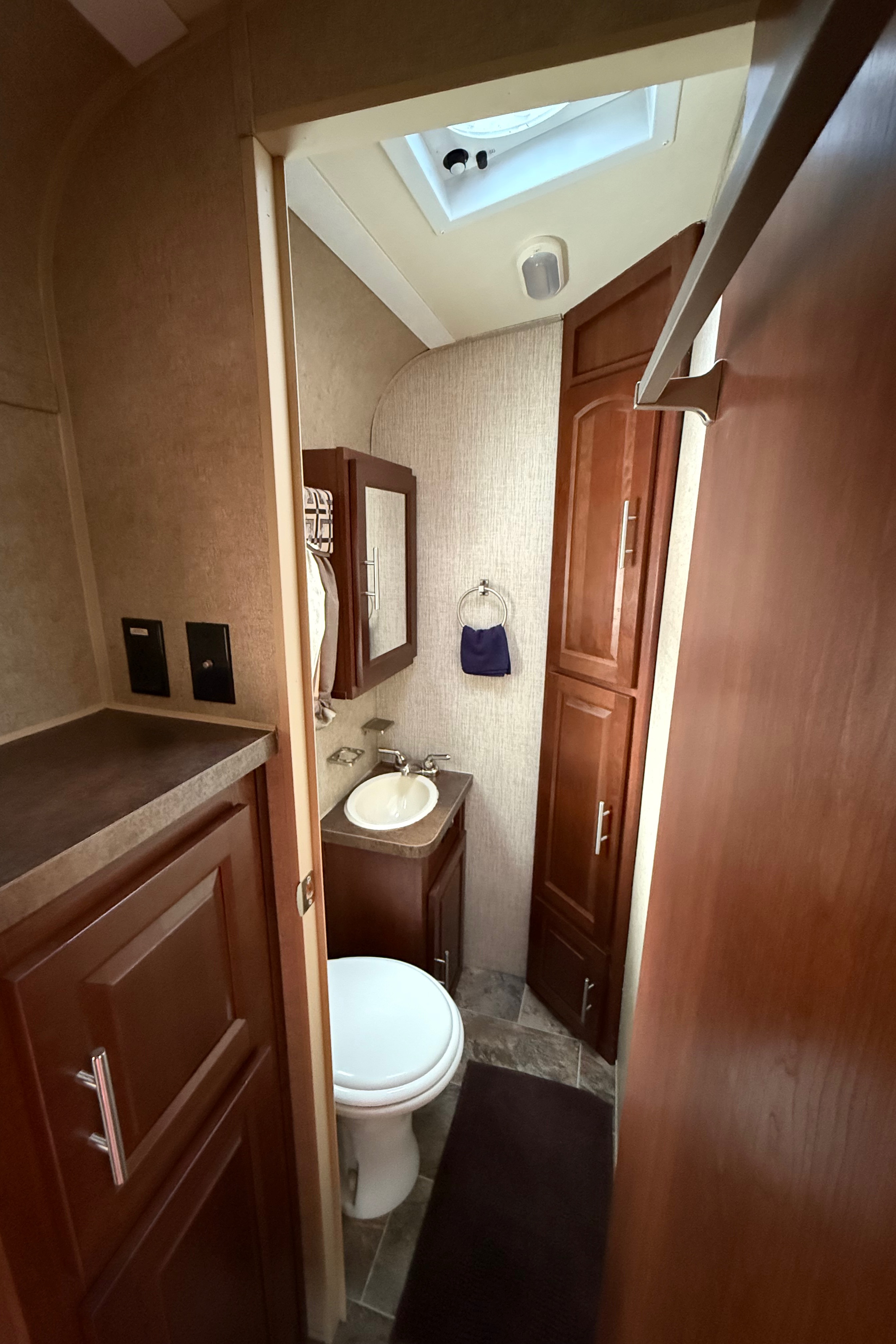 Family Friendly Forest River Rockwood ultra lite Fifth Wheel