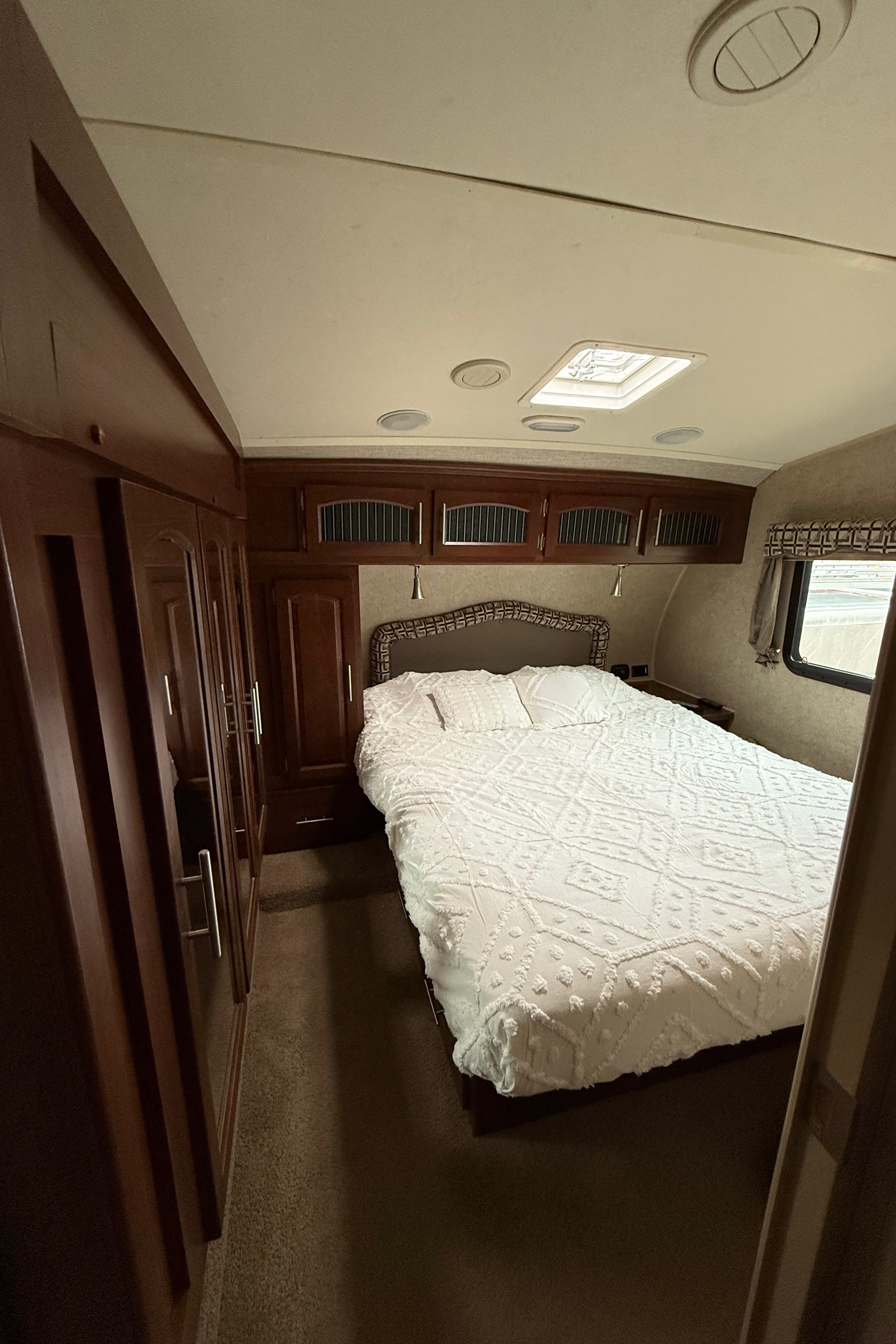 Family Friendly Forest River Rockwood ultra lite Fifth Wheel