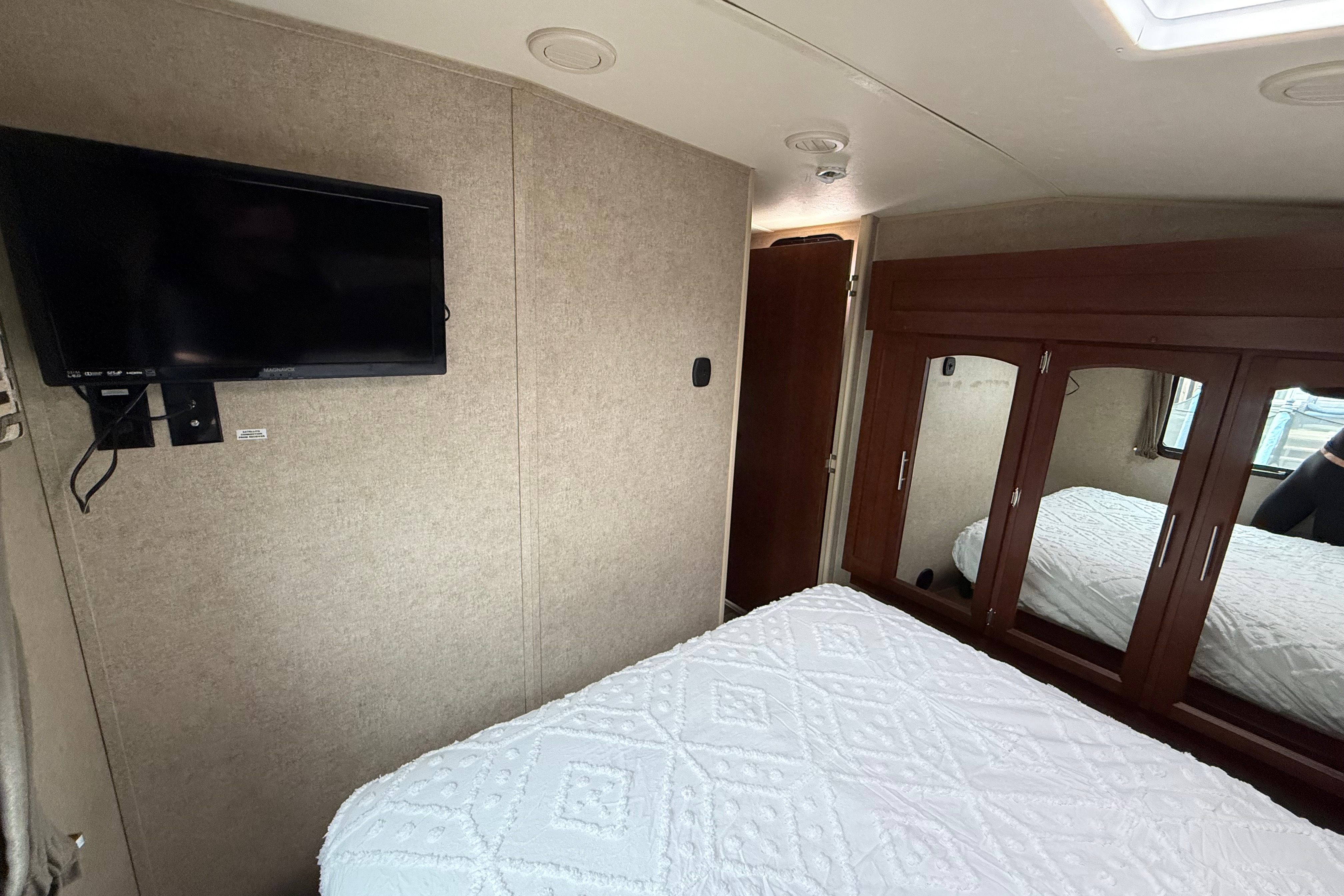 Family Friendly Forest River Rockwood ultra lite Fifth Wheel