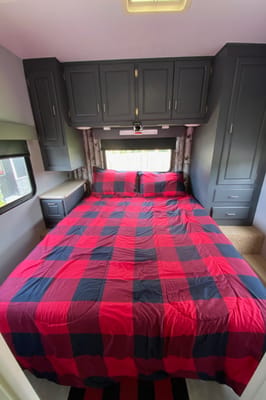 Cozy Updated 29’ Motorhome | 2 Queen Beds | Recliners | Cabin Vibes on Wheels