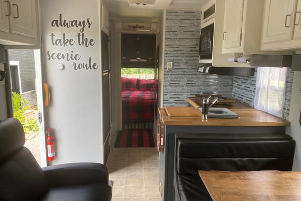Cozy Updated 29’ Motorhome | 2 Queen Beds | Recliners | Cabin Vibes on Wheels