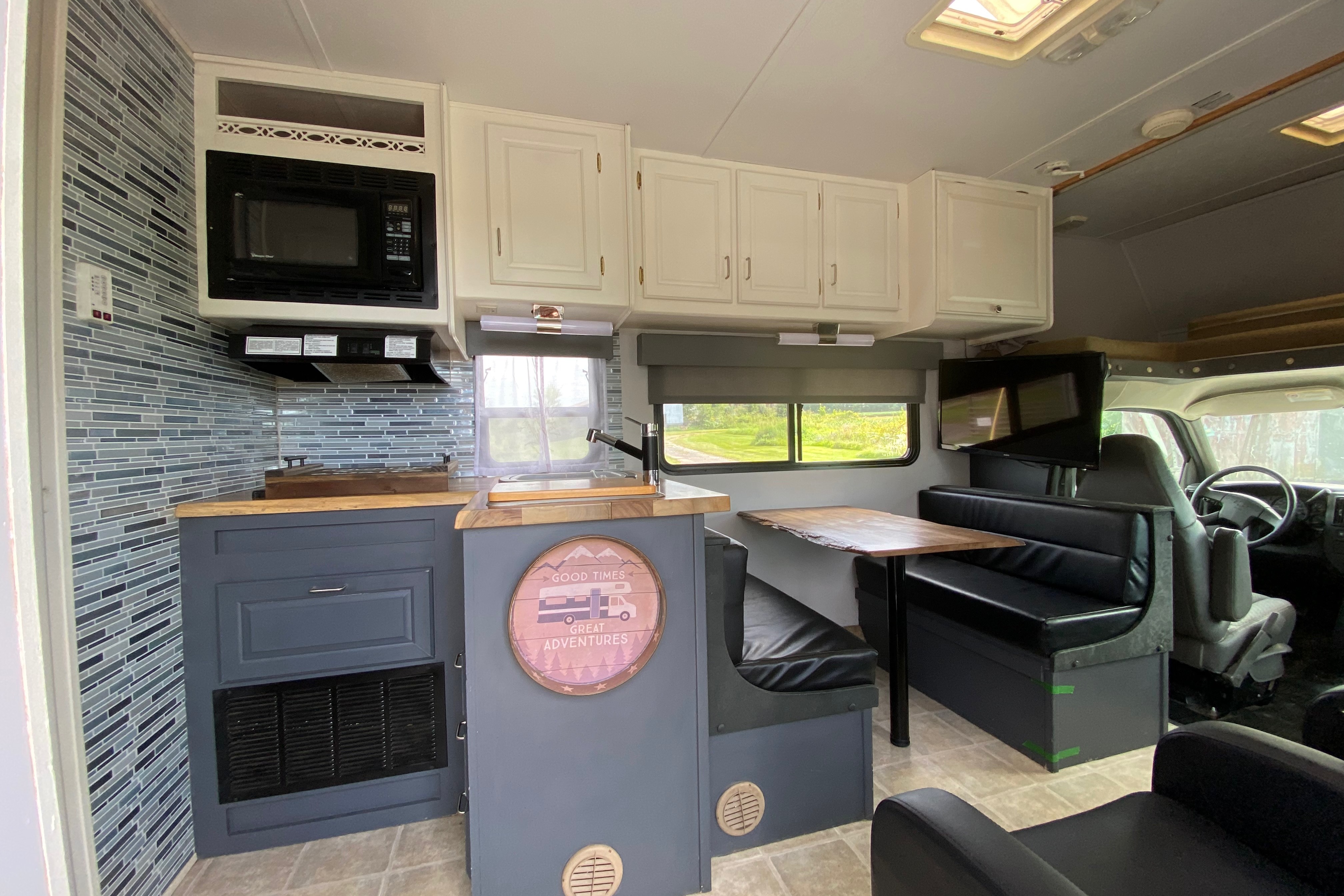 Cozy Updated 29’ Motorhome | 2 Queen Beds | Recliners | Cabin Vibes on Wheels