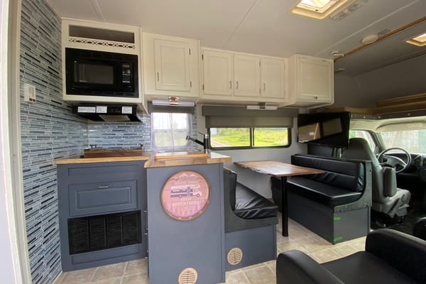 Cozy Updated 29’ Motorhome | 2 Queen Beds | Recliners | Cabin Vibes on Wheels
