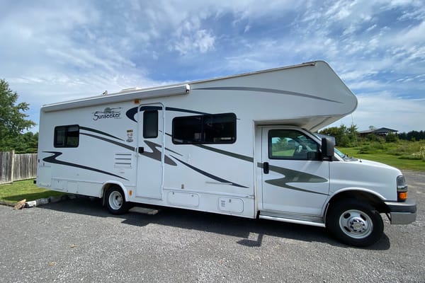 Cozy Updated 29’ Motorhome | 2 Queen Beds | Recliners | Cabin Vibes on Wheels