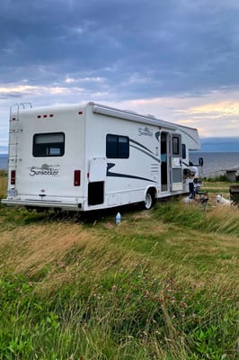 Cozy Updated 29’ Motorhome | 2 Queen Beds | Recliners | Cabin Vibes on Wheels