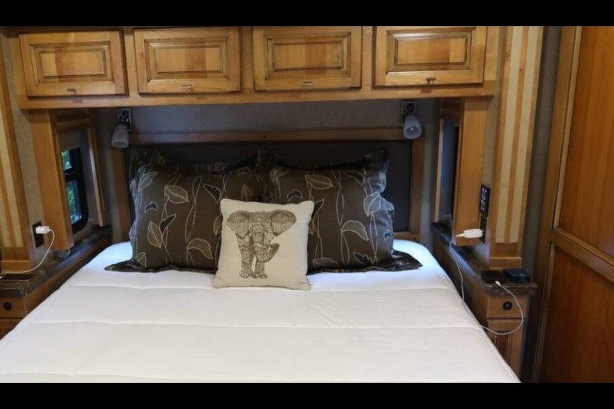 Glamping Queen Tiffin Motorhomes RED Class A