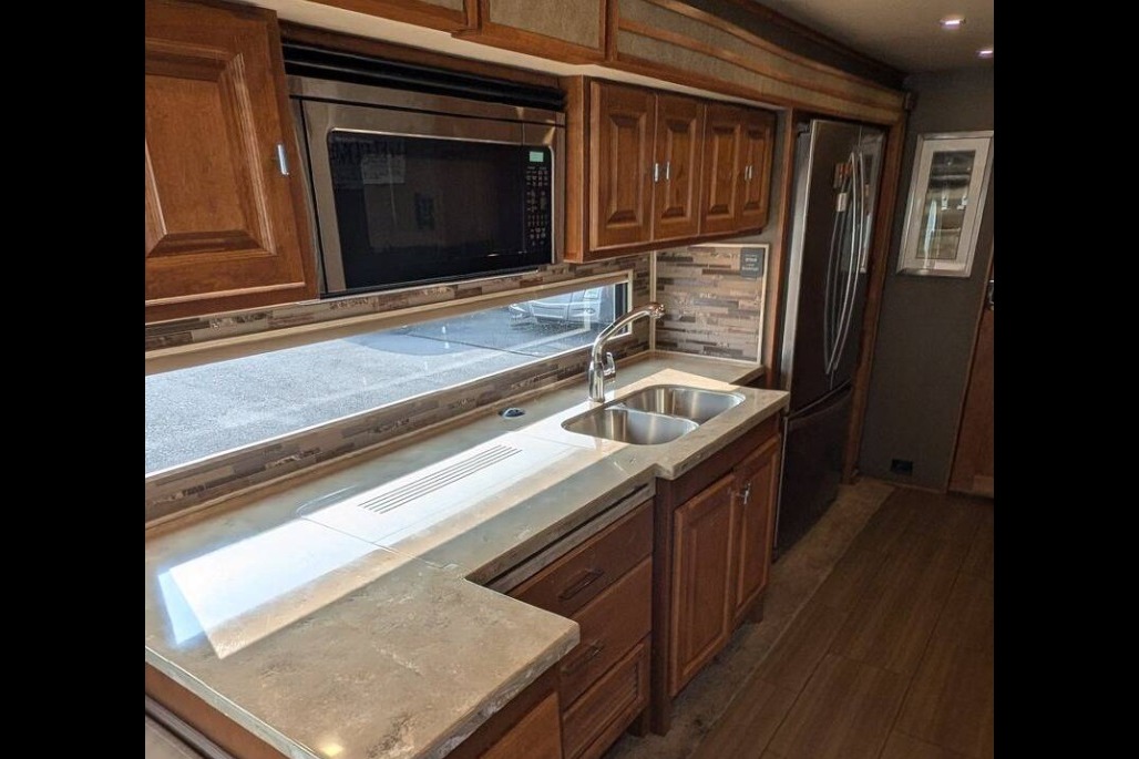 Glamping Queen Tiffin Motorhomes RED Class A