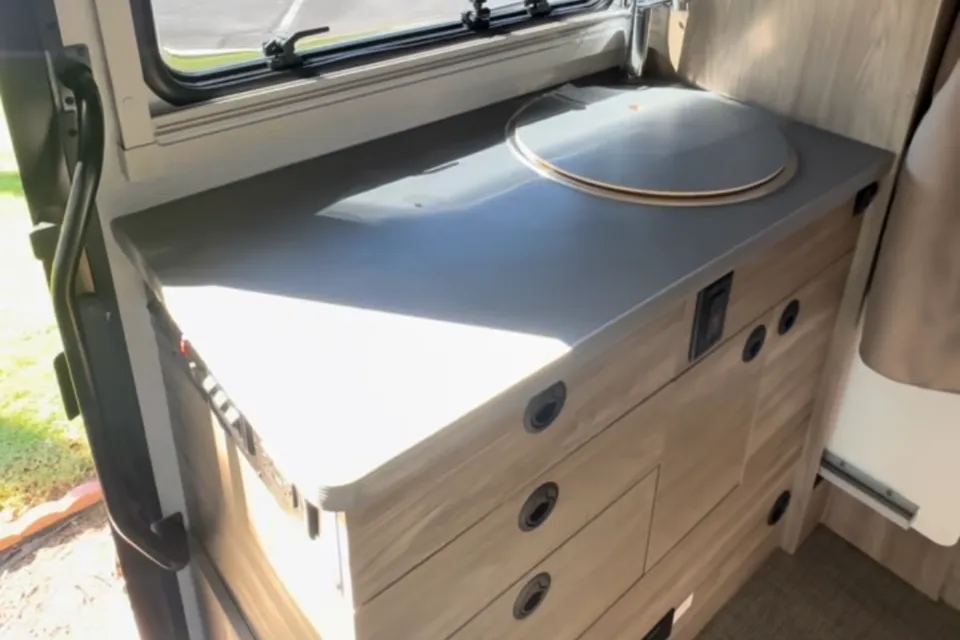 Lulu Van Gogh - SPREKKO Winnebago/Mercedes Class C