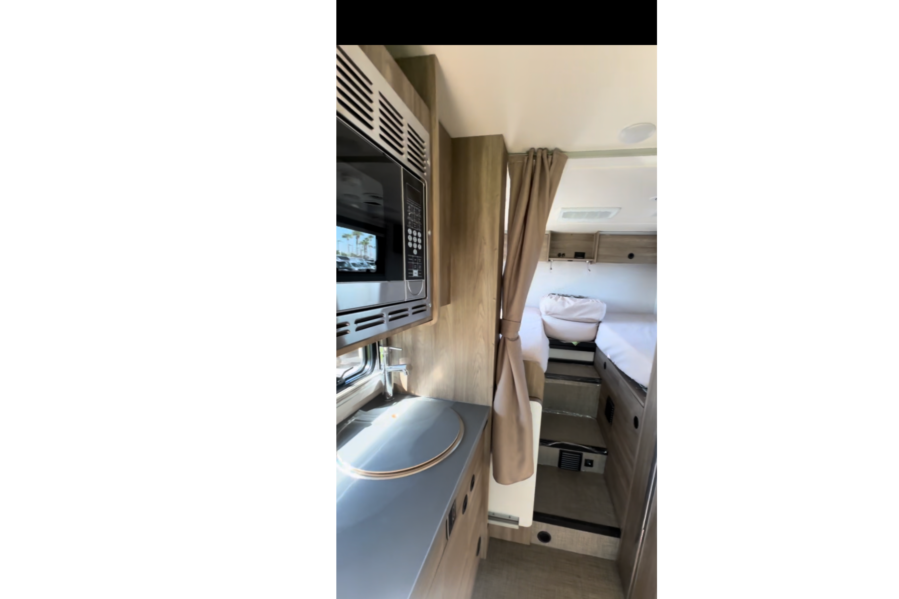 Lulu Van Gogh - SPREKKO Winnebago/Mercedes Class C