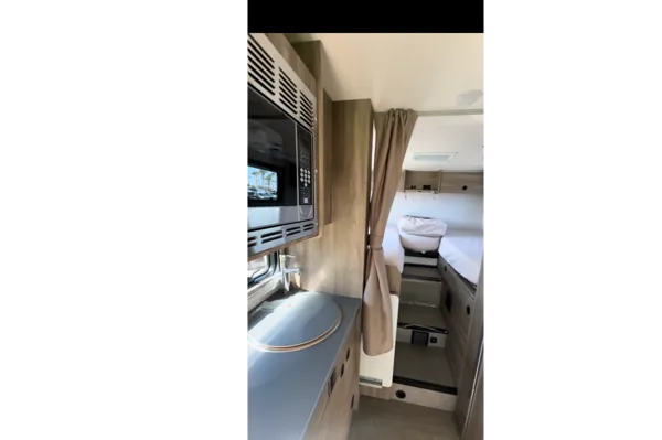 Lulu Van Gogh - SPREKKO Winnebago/Mercedes Class C