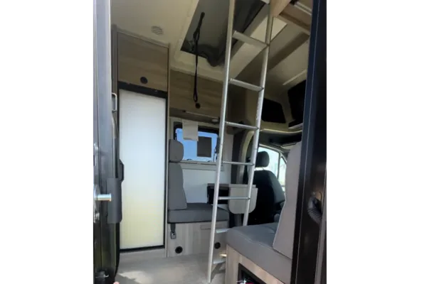 Lulu Van Gogh - SPREKKO Winnebago/Mercedes Class C