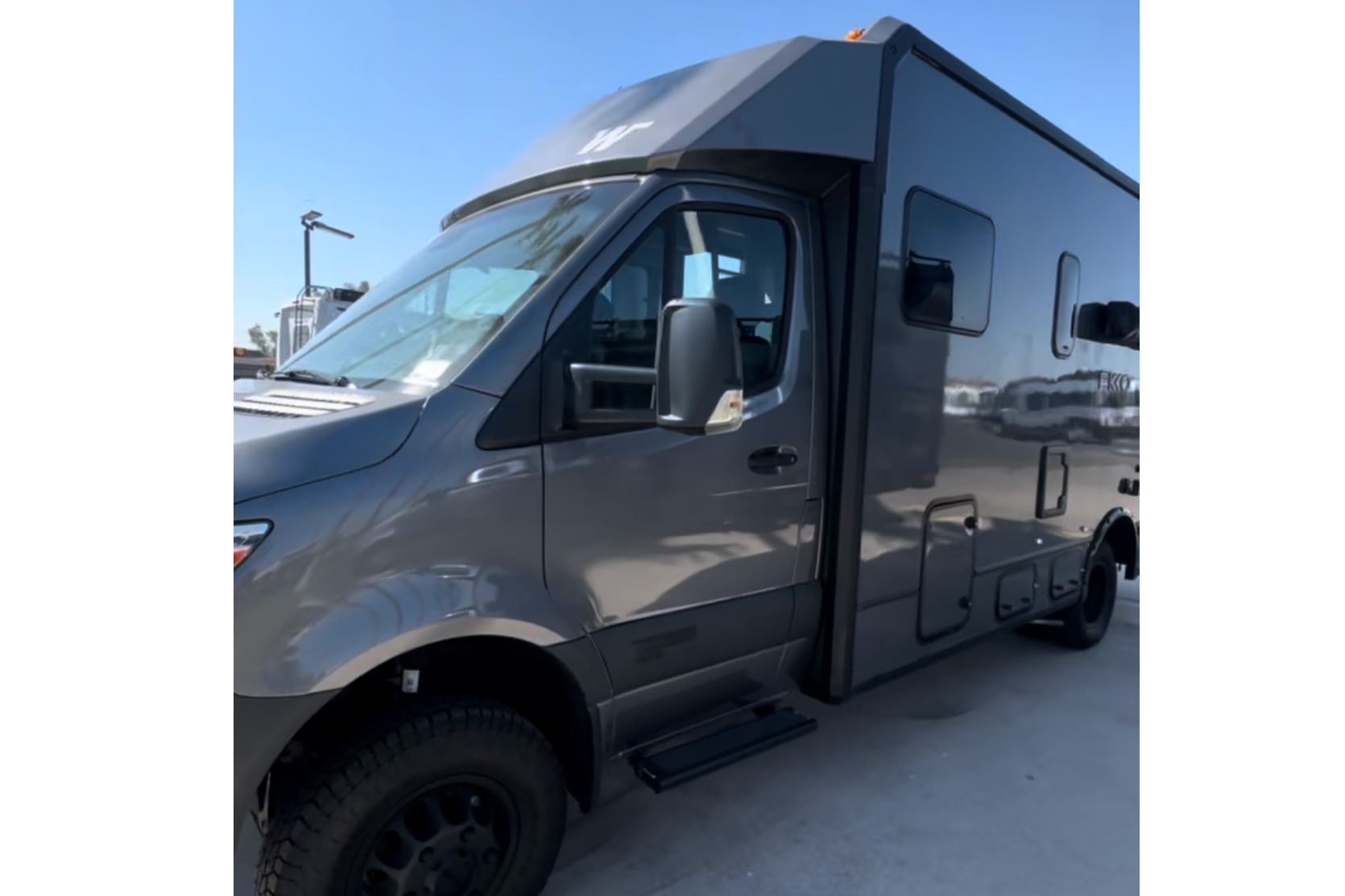 Lulu Van Gogh - SPREKKO Winnebago/Mercedes Class C