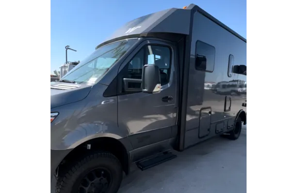 Lulu Van Gogh - SPREKKO Winnebago/Mercedes Class C