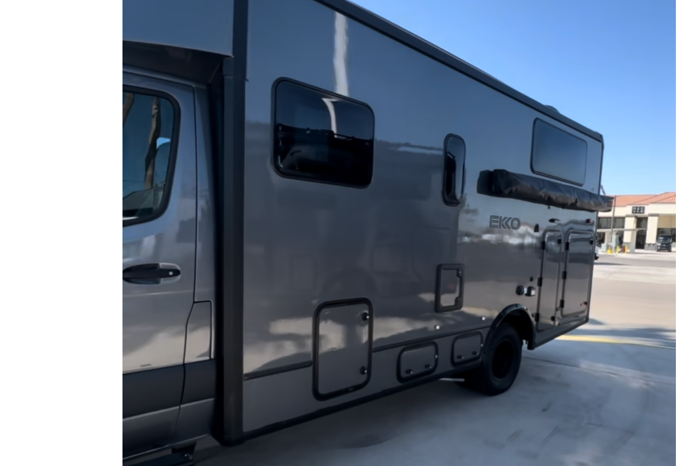 Lulu Van Gogh - SPREKKO Winnebago/Mercedes Class C