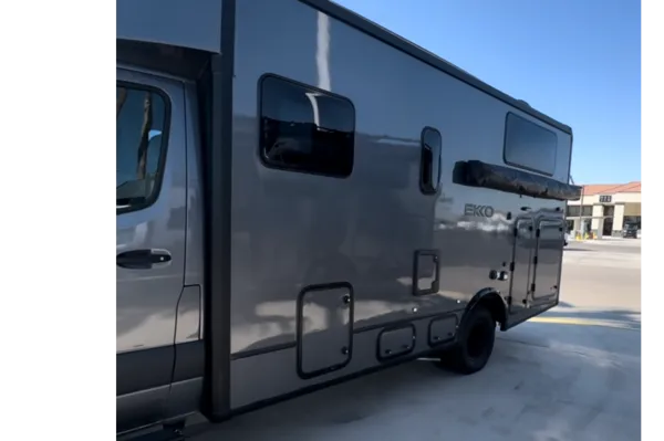 Lulu Van Gogh - SPREKKO Winnebago/Mercedes Class C