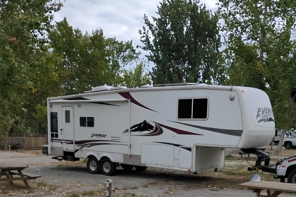 RaeRae’s Keystone Everest Fifth Wheel