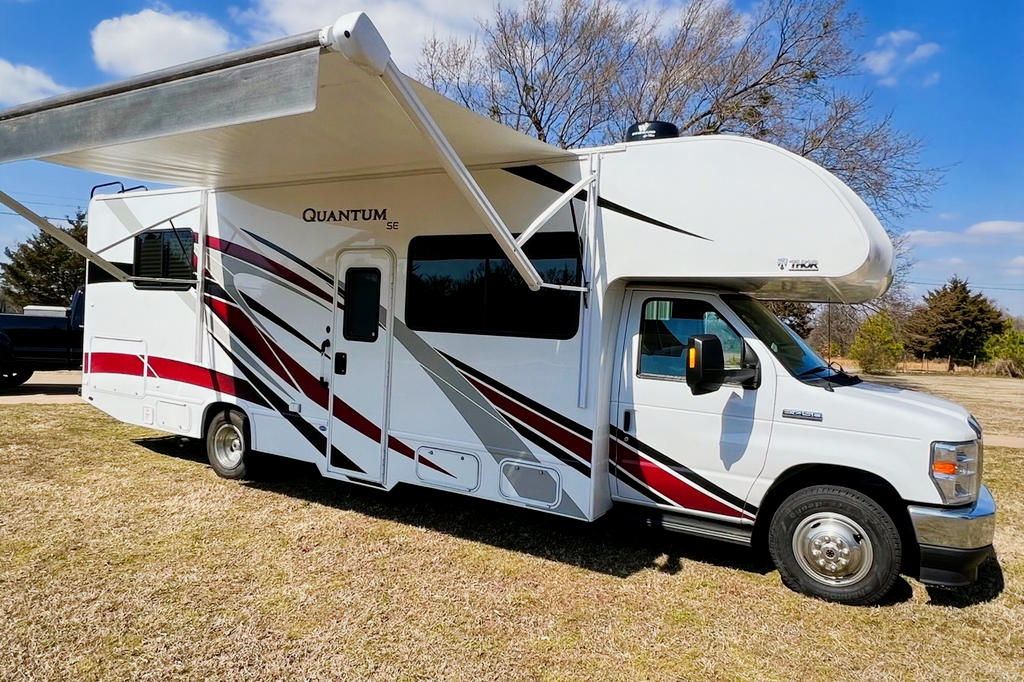 Aila's Thor Motor Coach Quantum SE 28 Class C    "FunMobile!"