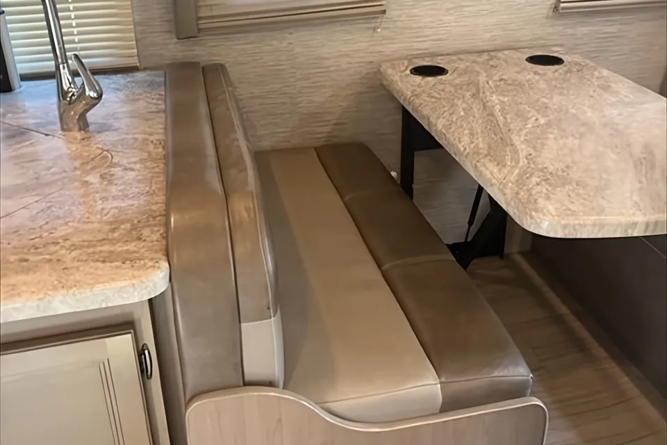 Aila's Thor Motor Coach Quantum SE 28 Class C    "FunMobile!"