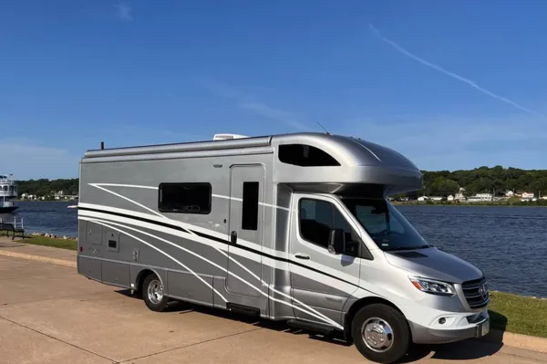 Tent42 Winnebago View 24D Class C