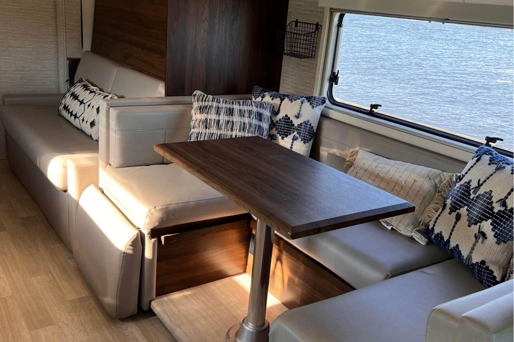 Tent42 Winnebago View 24D Class C