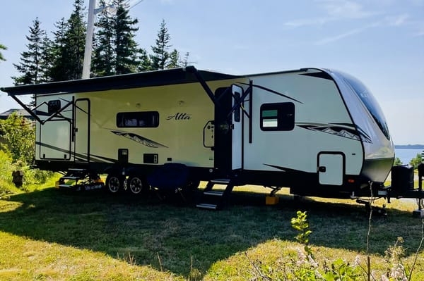 Family Adventurer! 2022- Alta 3150KBH Travel Trailer