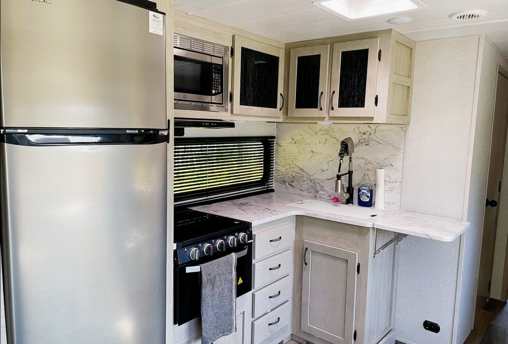 Family Adventurer! 2022- Alta 3150KBH Travel Trailer