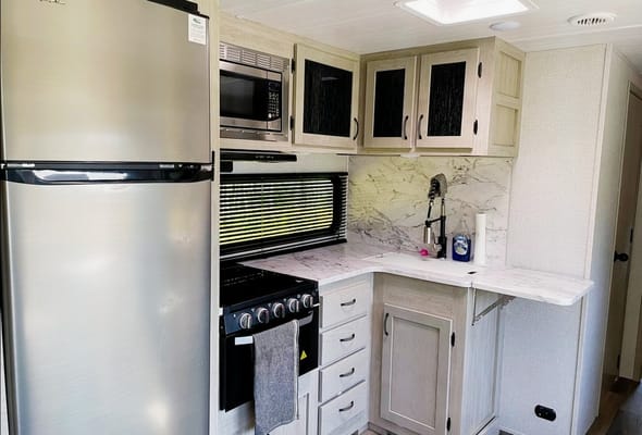 Family Adventurer! 2022- Alta 3150KBH Travel Trailer