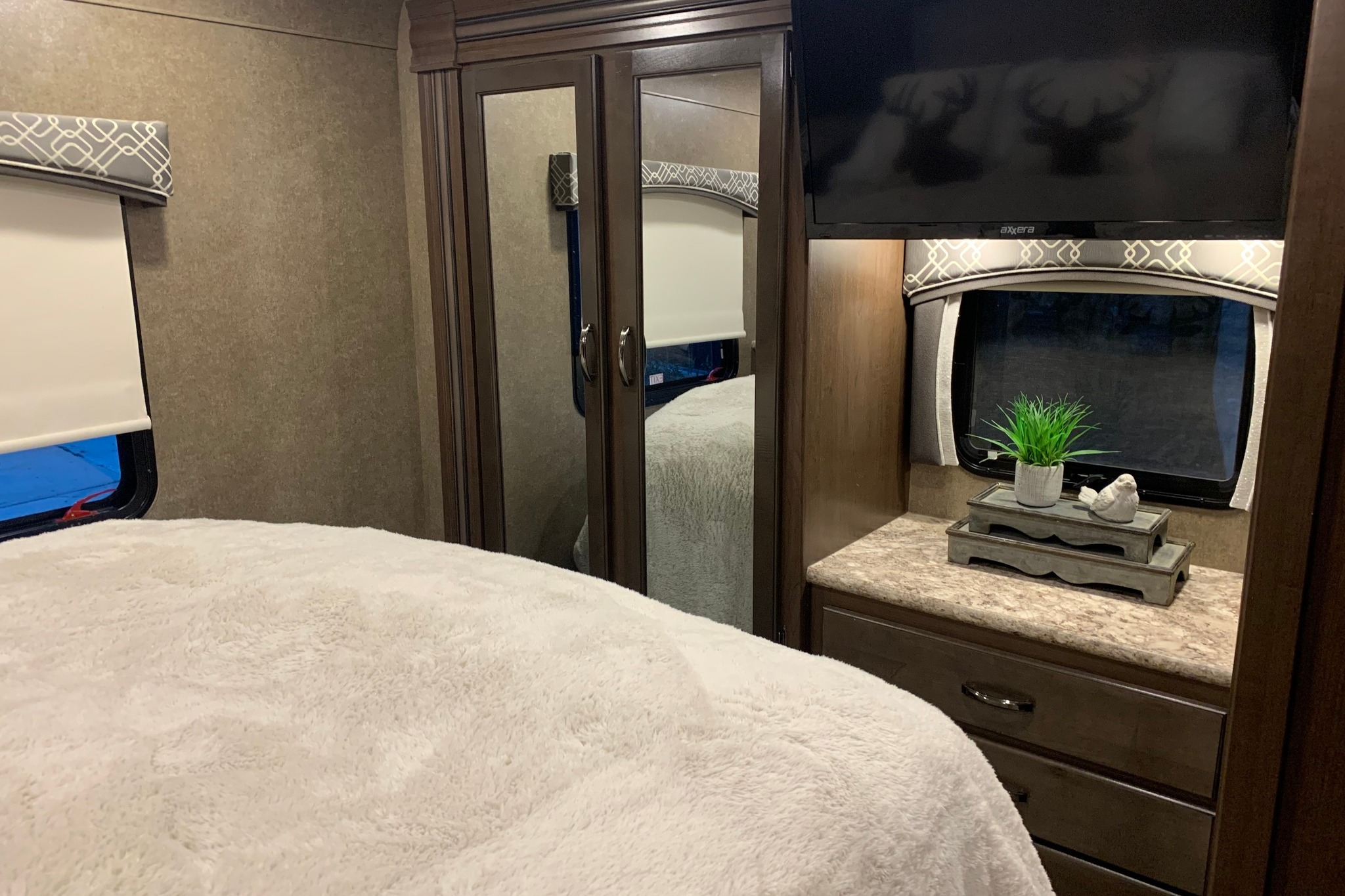 Unlimited Miles - Sleeps 12 - BunkHouse - Pet Friendly -5 TVs!