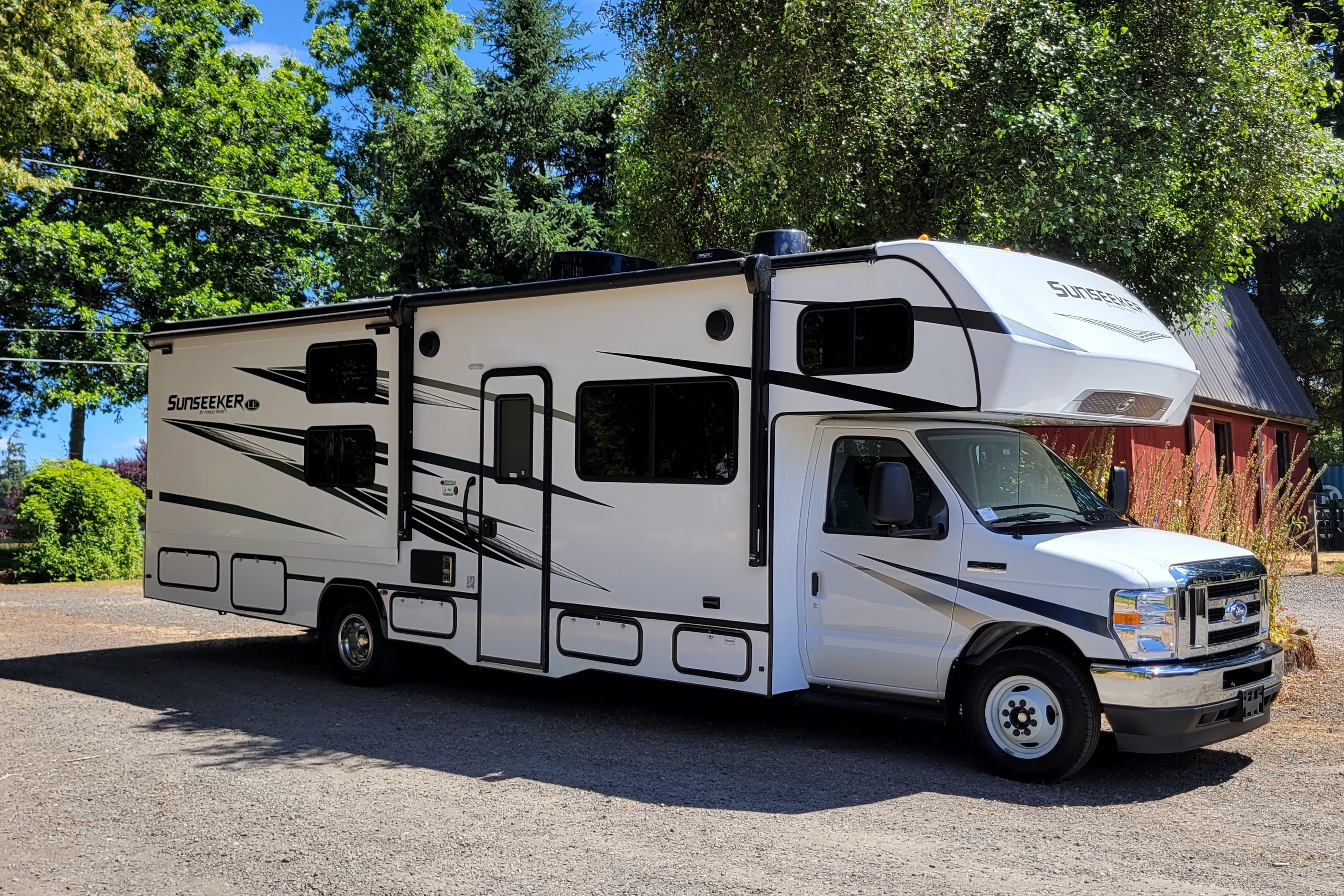 32ft 2022 Forest River Sunseeker 3250DSLE Class C