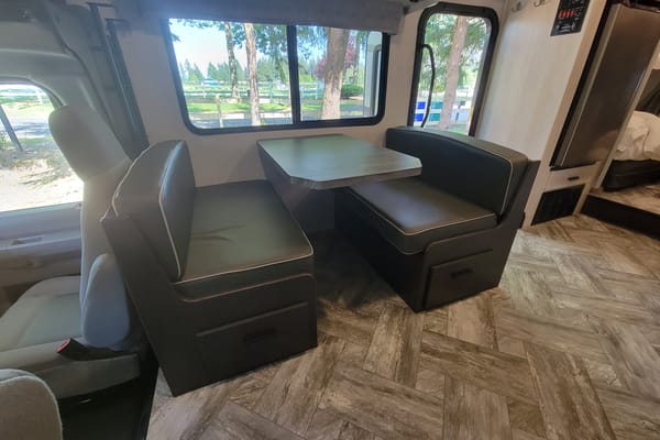 32ft 2022 Forest River Sunseeker 3250DSLE Class C