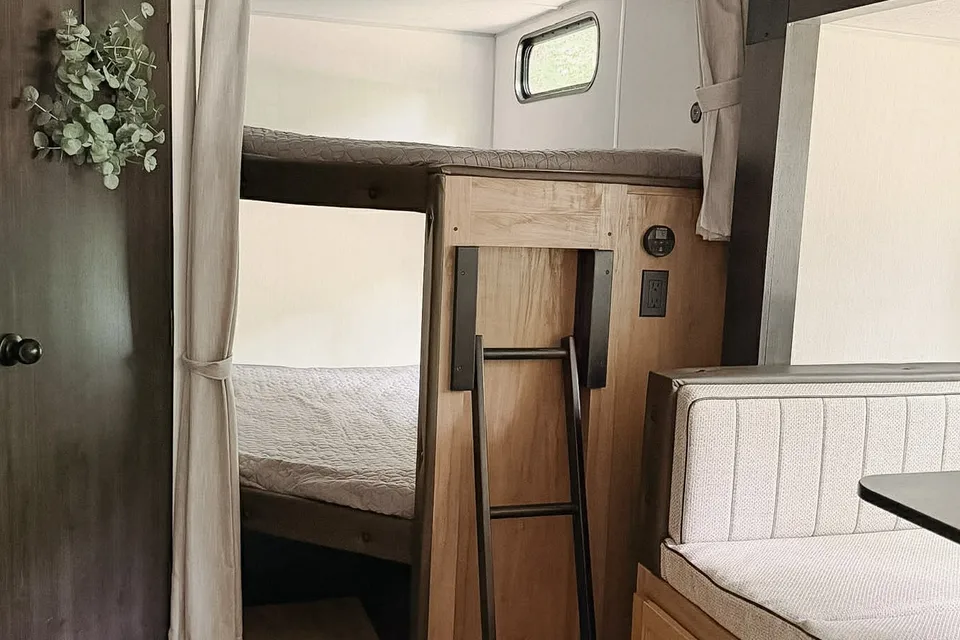 Family Bunkhouse Cherokee Grey Wolf 26DBH