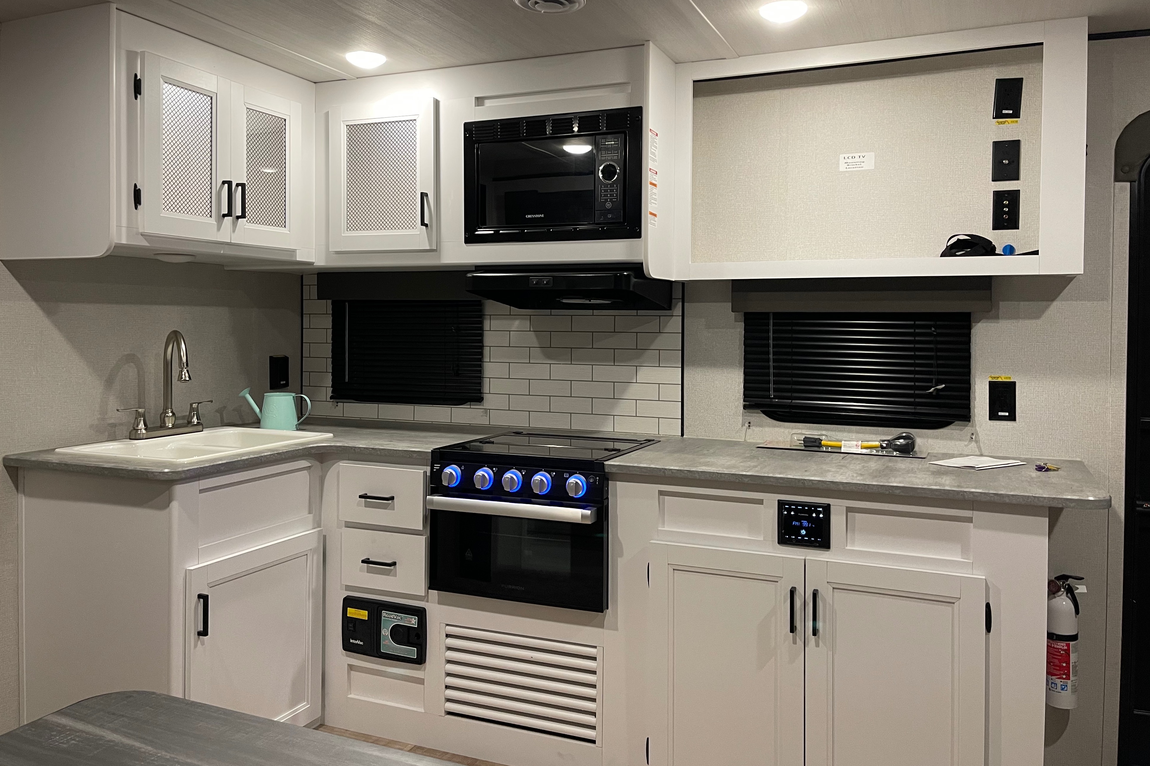 NEW & CLEAN 2022 Keystone Hideout 