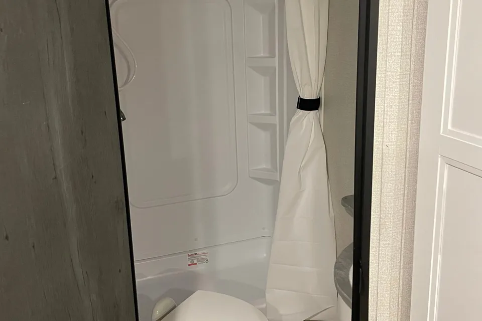 NEW & CLEAN 2022 Keystone Hideout 