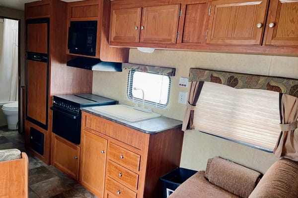 Perfect FAMILY FRIENDLY trailer!! Double over double bunks!