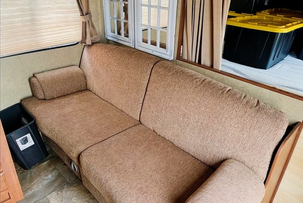 Perfect FAMILY FRIENDLY trailer!! Double over double bunks!