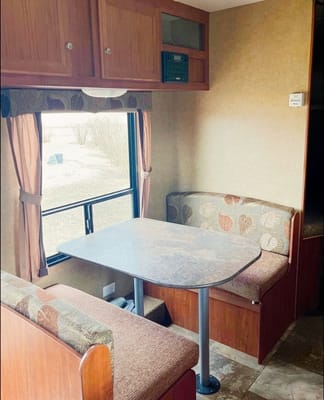 Perfect FAMILY FRIENDLY trailer!! Double over double bunks!