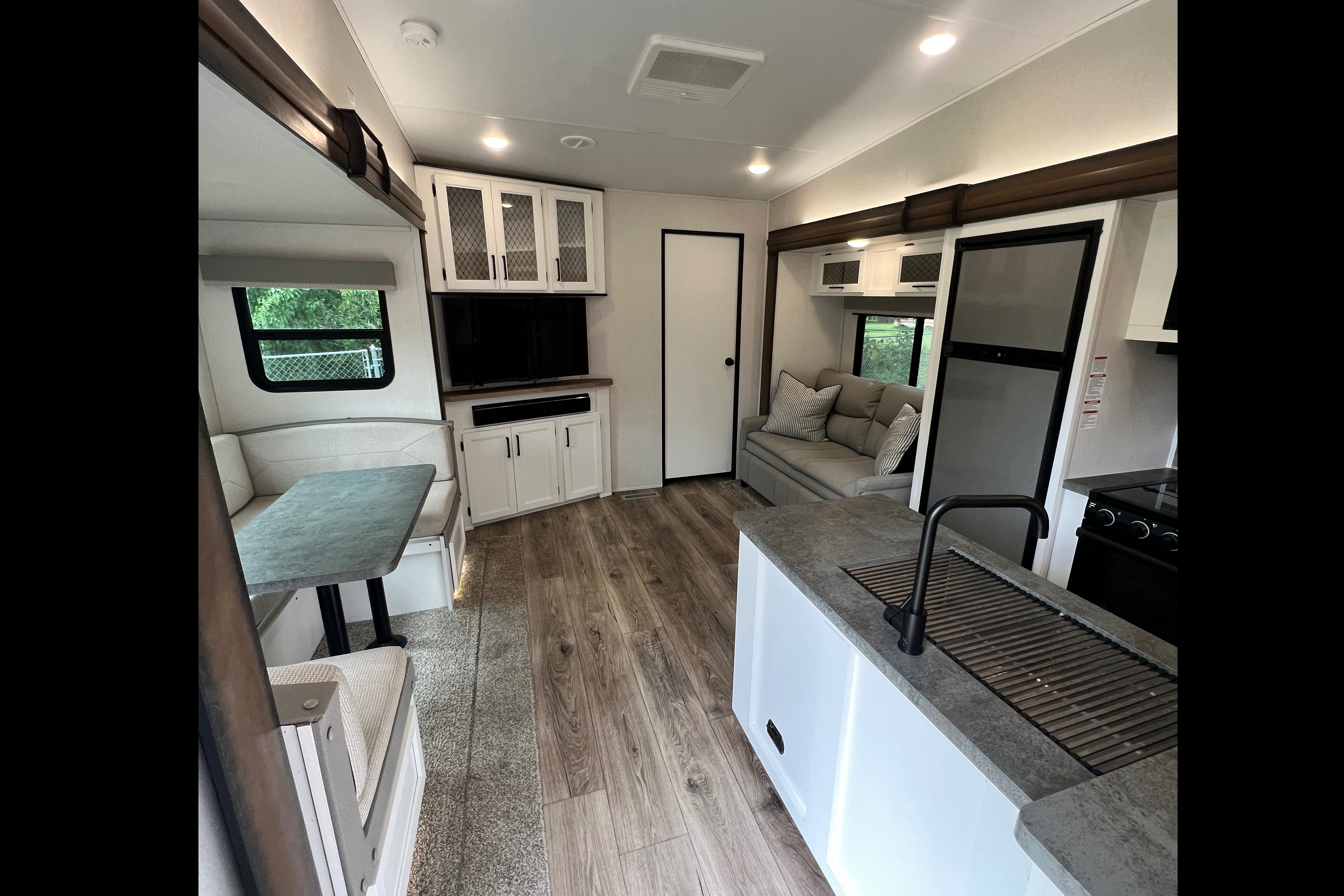 Prime Time Crusader Lite Fifth Wheel *NEW LISTING*