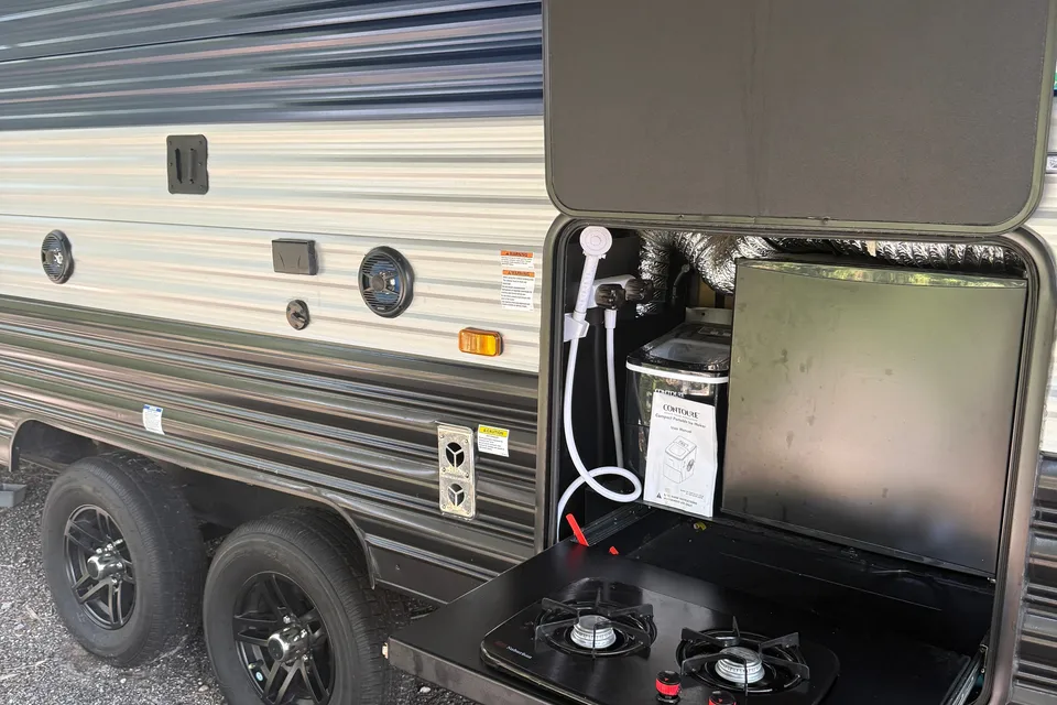 Aunt Annie's Attic Forest River 26DBH Travel Trailer