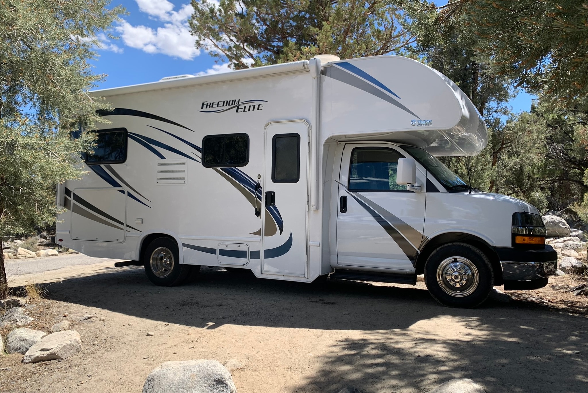EZ Breezy | Easy-to-Drive Thor Elite | Sleeps 5