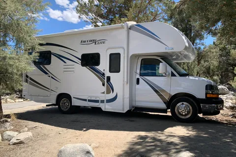EZ Breezy | Easy-to-Drive Thor Elite | Sleeps 5
