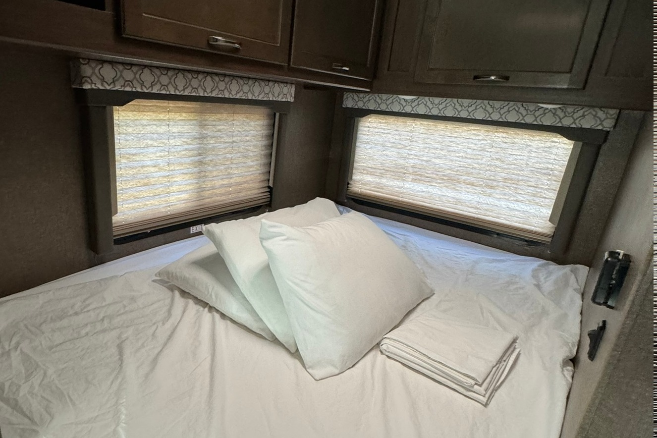 EZ Breezy | Easy-to-Drive Thor Elite | Sleeps 5